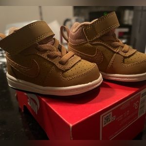Nike Court Borough Mid